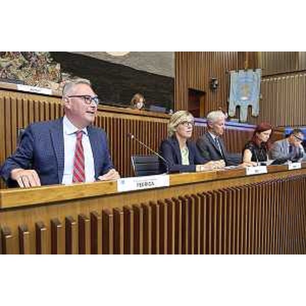 Alessandro Basso (FdI), presidente della I Commissione, con al suo fianco l'assessore Fvg alle Finanze, Barbara Zilli - I Commissione Integrata, ACON