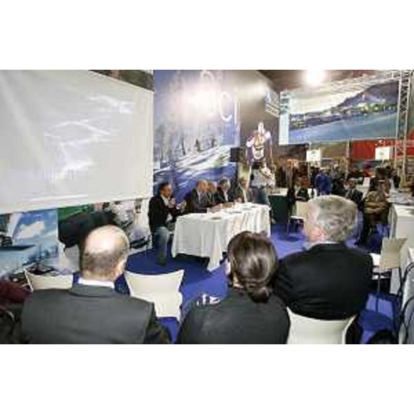 Enrico Bertossi (Assessore regionale Attività produttive) presenta il Centro ufficiale FIS di Sella Nevea a "Skipass", XIV Salone del Turismo e degli Sport invernali, a Modena. (Modena 02/11/07)