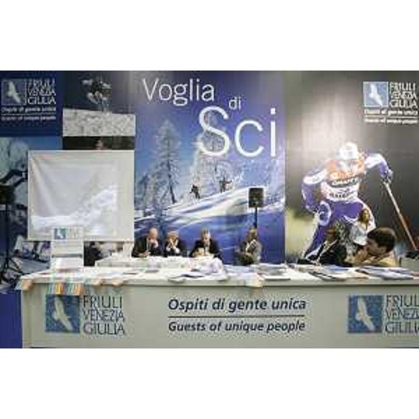 Enrico Bertossi (Assessore regionale Attività produttive) presenta il Centro ufficiale FIS di Sella Nevea a "Skipass", XIV Salone del Turismo e degli Sport invernali, a Modena. (Modena 02/11/07)