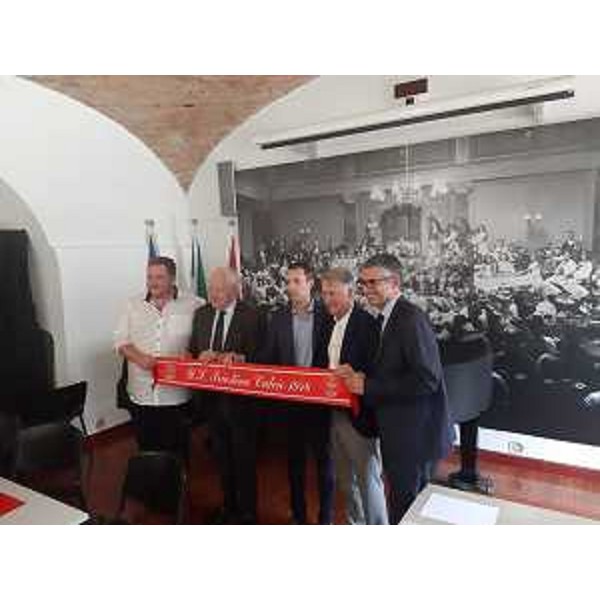 L'assessore regionale Pierpaolo Roberti, primo da destra nella foto accanto al neoallenatore rosso-alabardato Attilio Tesser - L'assessore regionale Pierpaolo Roberti, primo da destra nella foto accanto al neoallenatore rosso-alabardato Attilio Tesser