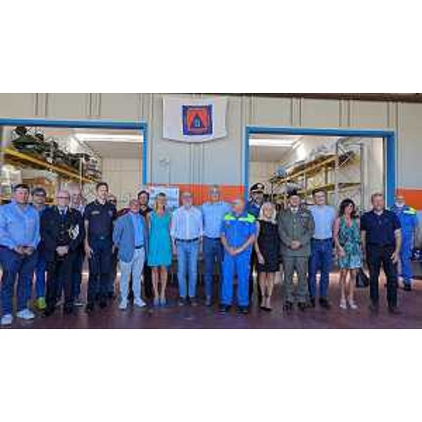 L'assessore Riccardi con il gruppo di Cordenons nella nuova sede - L'assessore Riccardi con il gruppo di Cordenons nella nuova sede