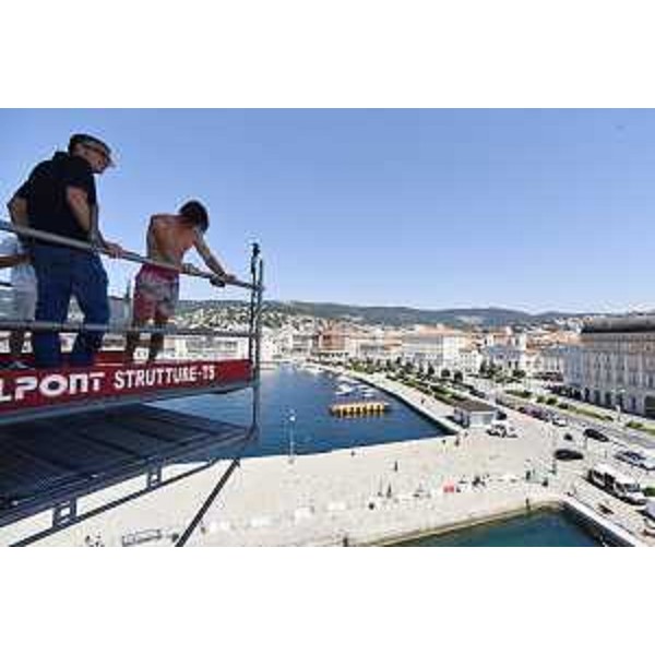 L'assessore Roberti mentre un atleta si prepara al tuffo dalla piattaforma - L'assessore Roberti mentre un atleta si prepara al tuffo dalla piattaforma