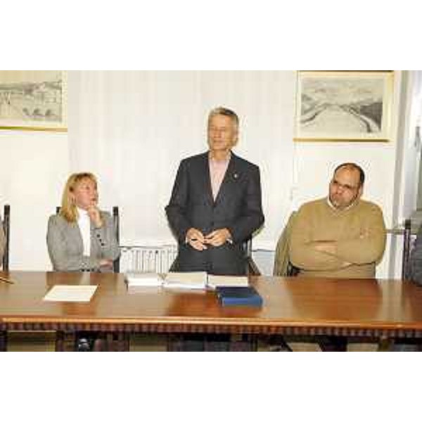 Riccardo Illy (Presidente Regione Friuli Venezia Giulia) al Comune di Sagrado con il Sindaco Elisabetta Pian. (Sagrado 15/11/07)