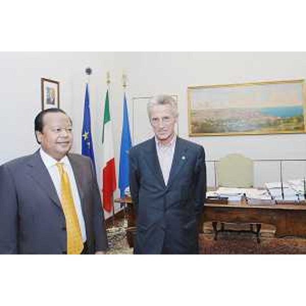 Riccardo Illy (Presidente Friuli venezia Giulia) con Prem Rawat, nella sede della Regione a Trieste. (Trieste 17/10/07)