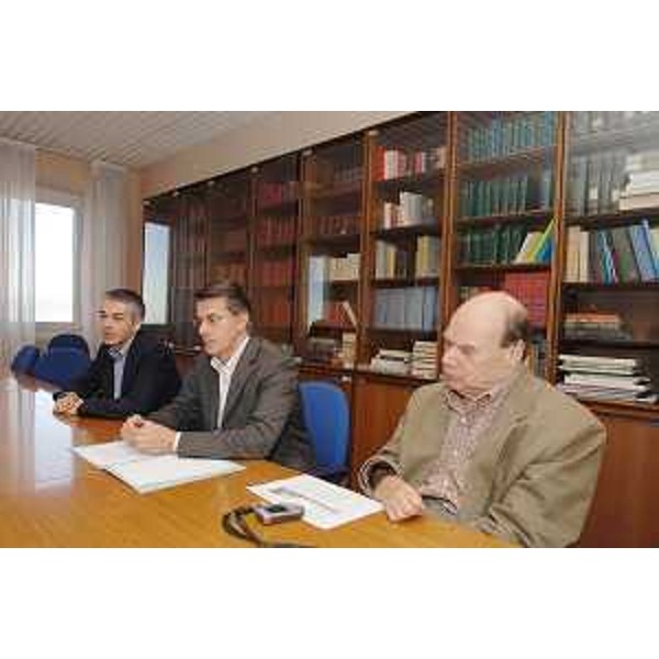 Carlo Francescutti (Direttore Centro collaboratore italiano Classificazione internazionale funzionamento disabilità e salute-ICF), Ezio Beltrame (Assessore regionale Salute e Protezione sociale) e Vladimir Kosic (Presidente Consulta regionale disabili e collaboratore ARS) in conferenza stampa. (Trieste 15/10/07) 