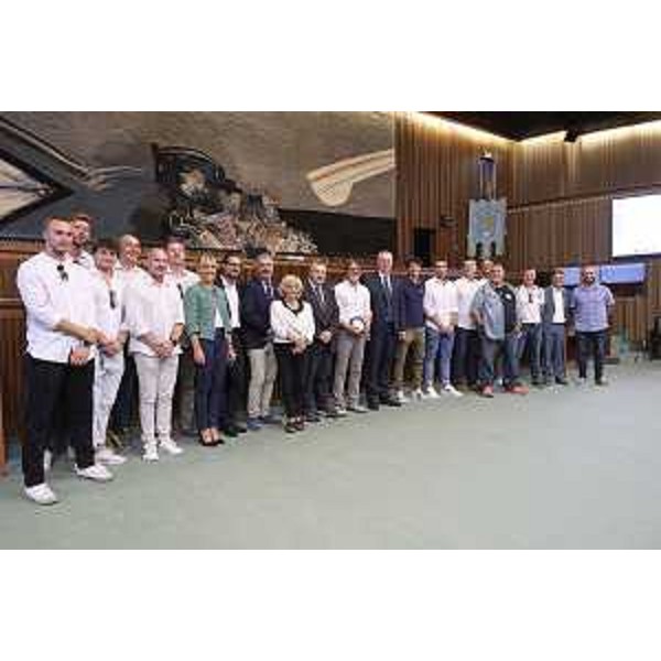 Foto di gruppo dopo la premiazione in aula - Consiglio Regionale, ACON