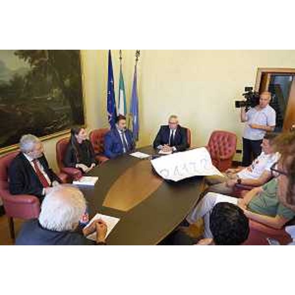 La consegna della petizione con il cartello che certifica le 24.172 firme raccolte - Consiglio Regionale, ACON