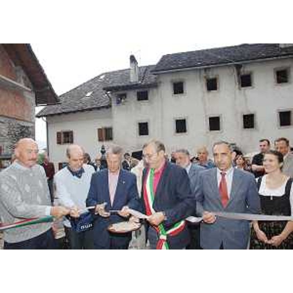 Riccardo Illy (Presidente Regione Friuli Venezia Giulia) inaugura il "Percorso espositivo dell'orologeria monumentale" a Pesariis. (Pesariis 25/05/07)