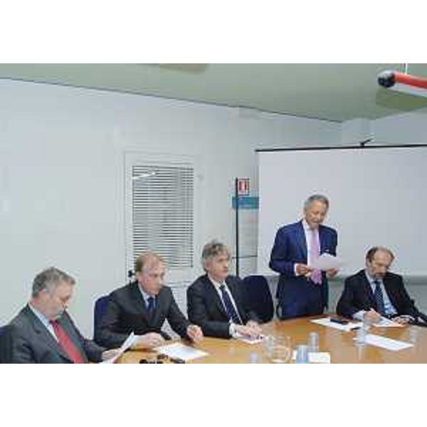 Renzo Tondo (Presidente Friuli Veenzia Giulia), Vanni Lenna (Assessore regionale Ambiente) e Riccardo Riccardi (Assessore regionale Viabilità e Trasporti) partecipano alla riunione con i responsabili del Consorzio per lo sviluppo della zona industriale dell'Aussa-Corno. (San Giorgio di Nogaro 01/08/08)
