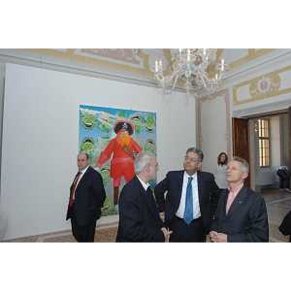 Riccardo Illy (Presidente Regione Friuli Venezia Giulia) con Roberto Antonaz (Assessore regionale all’istruzione, cultura, sport e pace) e Francesco Bonami alla mostra Infinite Painting (Villa Manin 08/04/06)
