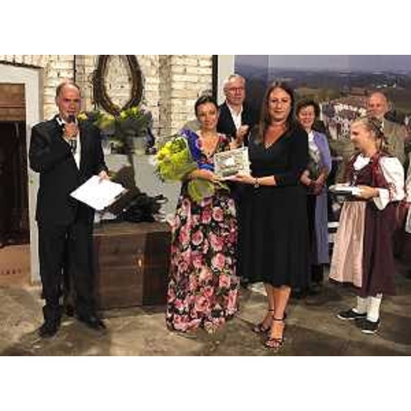 La consigliera Manuela Celotti premia Ilaria Tuti (al centro) - La consigliera Manuela Celotti premia Ilaria Tuti (al centro)