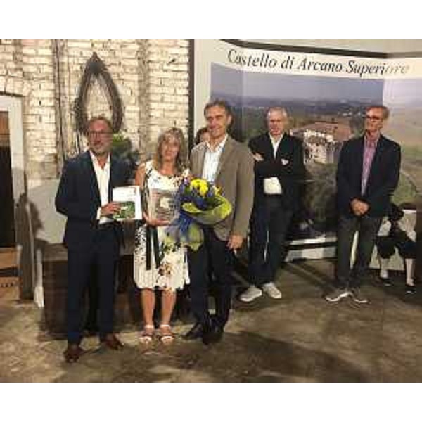 Luigino Bottoni, presidente del Comitato esecutivo della Comunità collinare del Friui, Cristina Noacco e il consigliere regionale Massimo Moretuzzo, al momento della consegna del premio - Luigino Bottoni, presidente del Comitato esecutivo della Comunità collinare del Friui, Cristina Noacco e il consigliere regionale Massimo Moretuzzo, al momento della consegna del premio