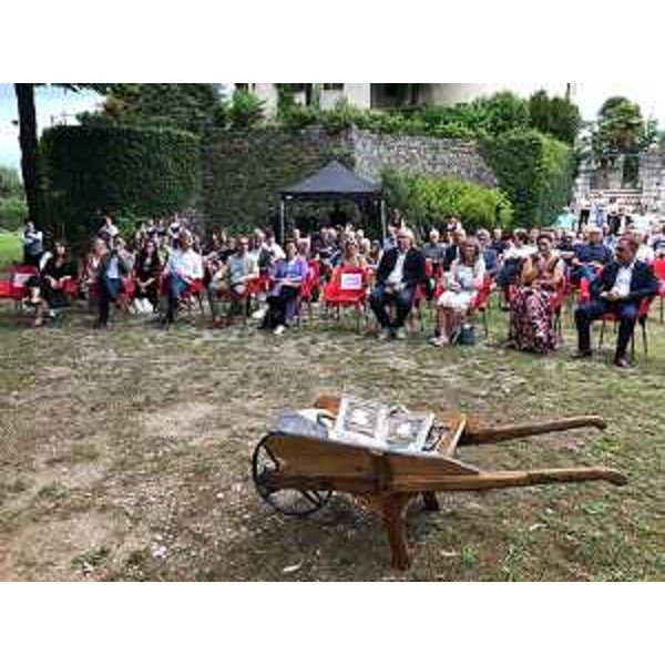 In prima fila le autorità presenti alla manifestazione, ospitata al castello di Arcano Superiore - In prima fila le autorità presenti alla manifestazione, ospitata al castello di Arcano Superiore 