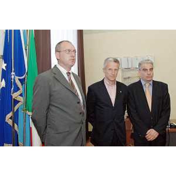 Riccardo Illy (Presidente Regione Friuli Venezia Giulia) incontra Andrea Dan (Presidente Associazione "Manuela") e Salvatore Nappo (Vicepresidente Associazione "Manuela") sulla sicurezza stradale, a Trieste. (Trieste 27/06/07)