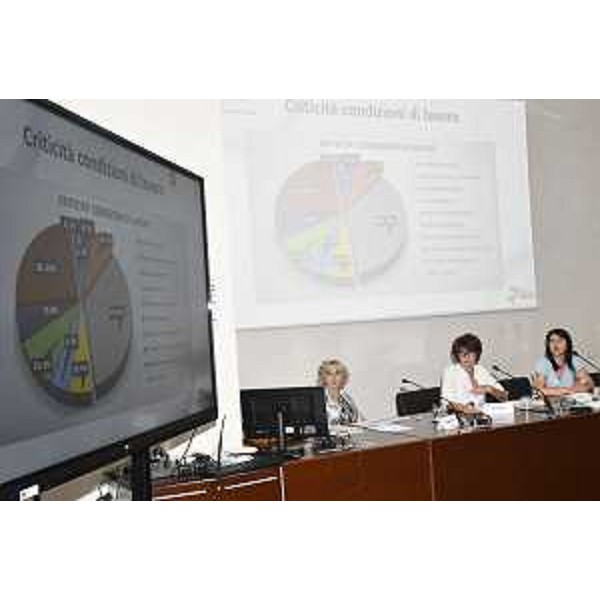 L'assessore Rosolen durante l'illustrazione dei dati 2023 presentati dagli sportelli di ascolto antimobbing regionali - L'assessore Rosolen durante l'illustrazione dei dati 2023 presentati dagli sportelli di ascolto antimobbing regionali