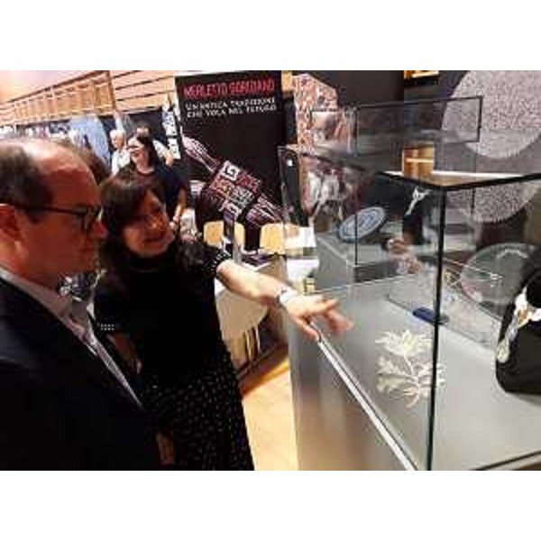 Il vicegovernatore Anzil visita lo stand della Scuola Merletti di Gorizia dell'Erpac. - Il vicegovernatore Anzil visita lo stand della Scuola Merletti di Gorizia dell'Erpac.