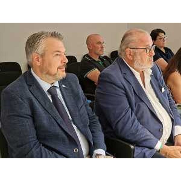 Il consigliere Bernardis, a sinistra nella foto, assieme al sindaco di Gorizia, Rodolfo Ziberna - Il consigliere Bernardis, a sinistra nella foto, assieme al sindaco di Gorizia, Rodolfo Ziberna