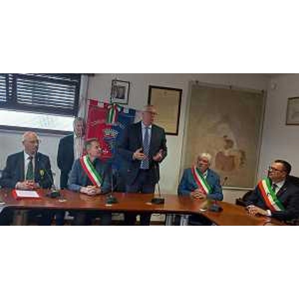 Il discorso del presidente Bordin nella sala consiliare: alla sua destra il sindaco di Ronchis, Manfredi Michelutto - Il discorso del presidente Bordin nella sala consiliare: alla sua destra il sindaco di Ronchis, Manfredi Michelutto