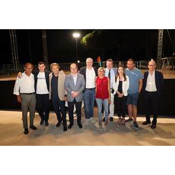 Foto di gruppo per il presidente del Cr Fvg, Mauro Bordin, insieme a consiglieri regionali, altre autorità e ospiti del vernissage lignanese - Foto di gruppo per il presidente del Cr Fvg, Mauro Bordin, insieme a consiglieri regionali, altre autorità e ospiti del vernissage lignanese