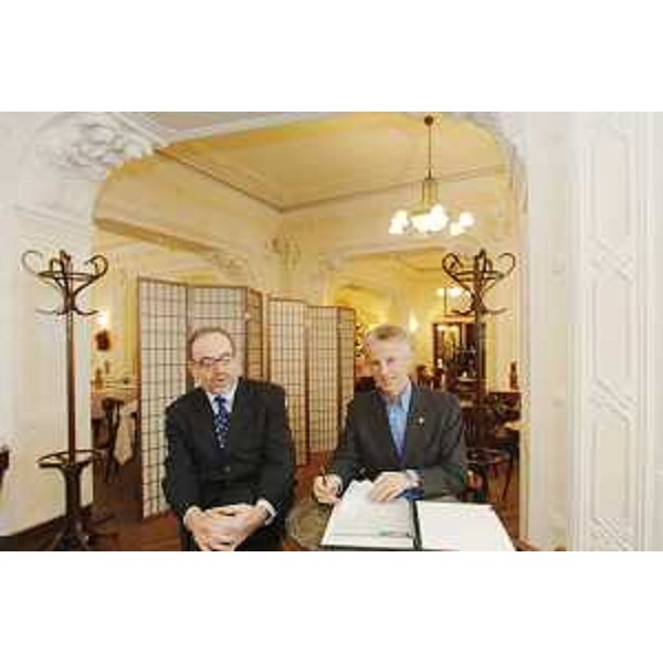 Riccardo Illy (Presidente Friuli Venezia Giulia) firma per il referendum sulla legge elettorale, al Caffè Tommaseo a Trieste. (Trieste 24/04/07)