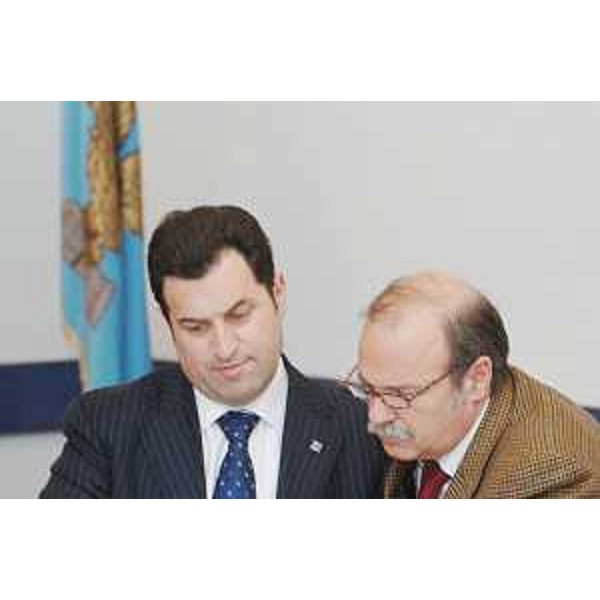Franco Iacop (Assessore regionale Relazioni internazionali e Autonomie locali) e Gianfranco Moretton (Vicepresidente FVG e Assessore regionale Ambiente e Lavori pubblici) nel corso della Giunta regionale riunita nella sede della Regione a Trieste. (Trieste 04/04/07)