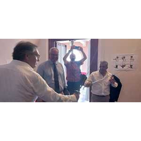 Il presidente Bordin assiste divertito al simbolico duello tra i consiglieri Mauro Di Bert (a sinistra) e Francesco Martines - Il presidente Bordin assiste divertito al simbolico duello tra i consiglieri Mauro Di Bert (a sinistra) e Francesco Martines