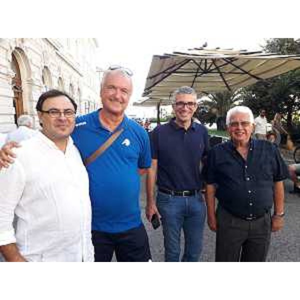 L'assessore Roberti con gli organizzatori della manifestazione. - L'assessore Roberti con gli organizzatori della manifestazione.