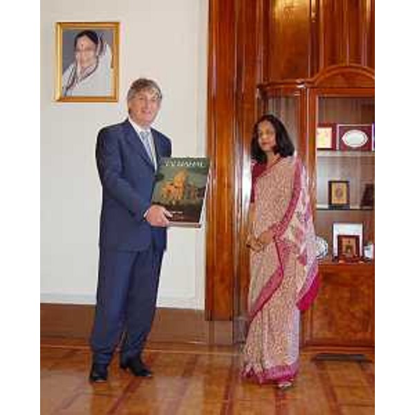 Renzo Tondo (Presidente Friuli Venezia Giulia) e Shamma Jain (Vice Ambasciatrice India) nella sede diplomatica indiana a Roma. (Roma 05/08/08)