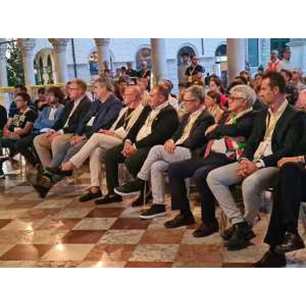 Zannier con i vertici di Coldiretti e le autorità presenti sotto la Loggia del Lionello a Udine - Zannier con i vertici di Coldiretti e le autorità presenti sotto la Loggia del Lionello a Udine 