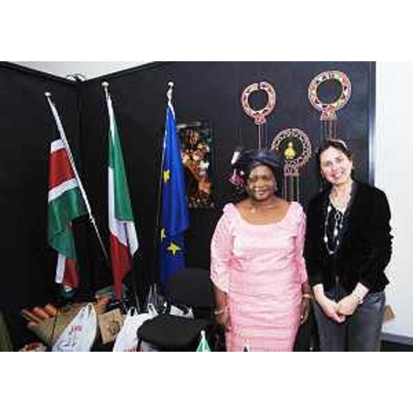 Michela Del Piero (Assessore regionale Pari Opportunità) alla "Fabbrica delle Opportunità" - Salone delle Pari Opportunità nella prima Fiera Rosa di Udine, con l'Ambasciatrice del Kenya Ann B. Nyikuli. (Udine 02/03/07)