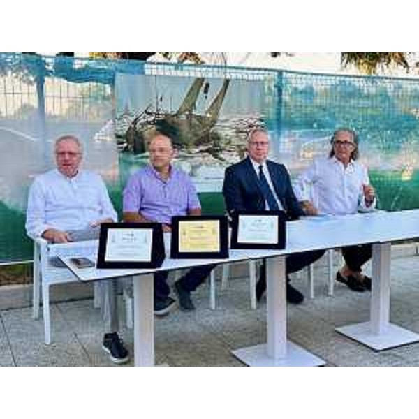 Il presidente del Cr Fvg, Mauro Bordin, insieme ai tre vincitori del Calice Dora - Il presidente del Cr Fvg, Mauro Bordin, insieme ai tre vincitori del Calice Dora