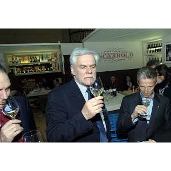 Riccardo Illy (Presidente Regione Friuli Venezia Giulia) in visita ai padiglioni della 40/ma edizione di Vinitaly (Verona 07/04/06)