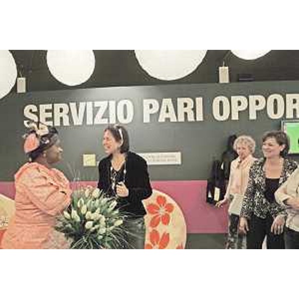 Michela Del Piero (Assessore regionale Pari Opportunità) alla "Fabbrica delle Opportunità" - Salone delle Pari Opportunità nella prima Fiera Rosa di Udine, con l'Ambasciatrice del Kenya Ann B. Nyikuli. (Udine 02/03/07)