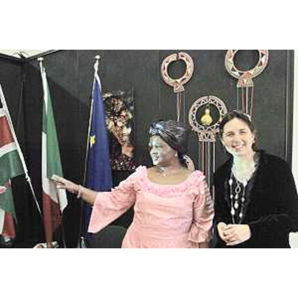 Michela Del Piero (Assessore regionale Pari Opportunità) alla "Fabbrica delle Opportunità" - Salone delle Pari Opportunità nella prima Fiera Rosa di Udine, con l'Ambasciatrice del Kenya Ann B. Nyikuli. (Udine 02/03/07)