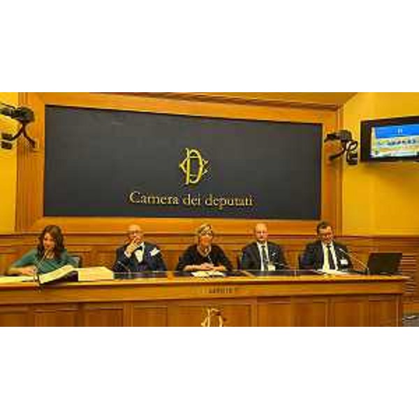 L'assessore regionale Barbara Zilli, al centro, alla Camera dei deputati per la presentazione della ristampa della Bibbia di Gutenberg realizzata dallo Scriptorium Foroiuliense di San Daniele del Friuli - L'assessore regionale Barbara Zilli, al centro, alla Camera dei deputati per la presentazione della ristampa della Bibbia di Gutenberg realizzata dallo Scriptorium Foroiuliense di San Daniele del Friuli