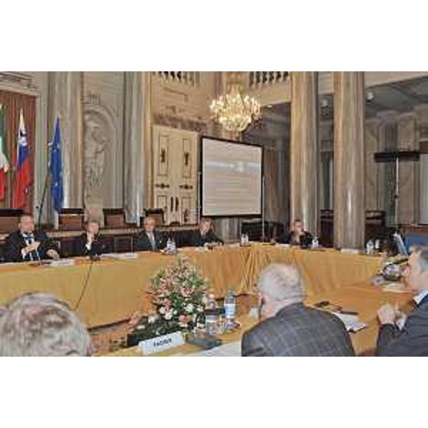 Roberto Cosolini (Assessore regionale Lavoro, Formazione, Università e Ricerca) e Antonio Paoletti (Presidente CCIAA Trieste) alla prima Conferenza dei Presidenti delle Camere di commercio dell'Euroregione, promossa dall'Ente camerale di Trieste. (Trieste 24/01/07) 
