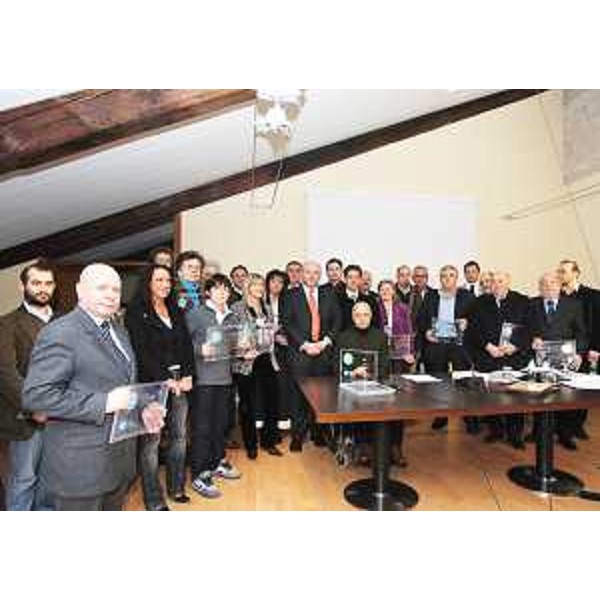 Enrico Bertossi (Assessore regionale Attività produttive) e Don Sebastiano Marchesan (Presidente Associazione Tetra-Paraplegici) alla consegna delle targhe "Stella di merito sull'accessibilità", a Villa Manin di Passariano. (Passariano 17/01/07)