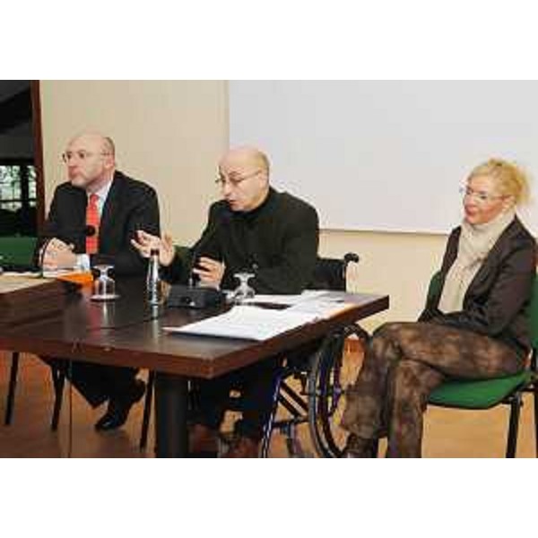 Enrico Bertossi (Assessore regionale Attività produttive) e Don Sebastiano Marchesan (Presidente Associazione Tetra-Paraplegici) alla consegna delle targhe "Stella di merito sull'accessibilità", a Villa Manin di Passariano. (Passariano 17/01/07) 