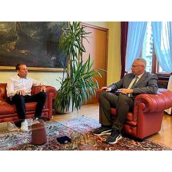 Il presidente Mauro Bordin conversa con Andrea Tarlao nel salottino di rappresentanza del Cr Fvg - Il presidente Mauro Bordin conversa con Andrea Tarlao nel salottino di rappresentanza del Cr Fvg