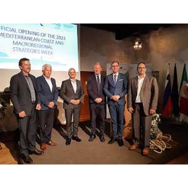 Al centro l'assessore Fabio Scoccimarro assieme agli altri relatori - Al centro l'assessore Fabio Scoccimarro assieme agli altri relatori