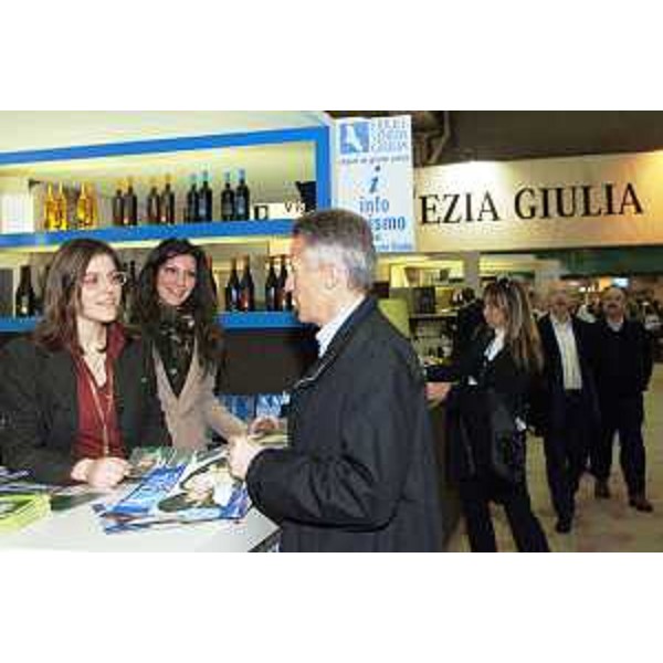Riccardo Illy (Presidente Regione Friuli Venezia Giulia) visita lo stand del Friuli Venezia Giulia presente alla 40/ma edizione di Vinitaly (Verona 07/04/06)