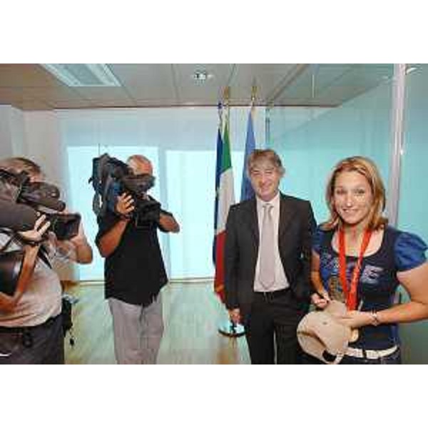 Renzo Tondo (Presidente Friuli Venezia Giulia) e Chiara Cainero (Medaglia d'oro in Tiro a volo-specialità skeet, Olimpiadi "Pechino 2008") nella sede regionale di Udine. (Udine 21/08/08)