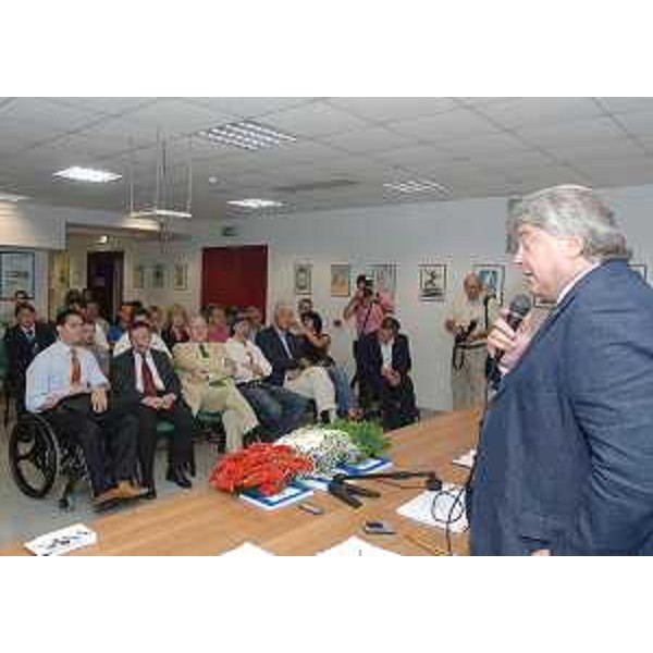 Elio De Anna (Assessore regionale Sport), allo Stadio Rocco di Trieste, con la delegazione degli atleti che parteciperanno ai XIII Giochi paralimpici dal 6 al 17 settembre a Pechino. (Trieste 29/08/08)