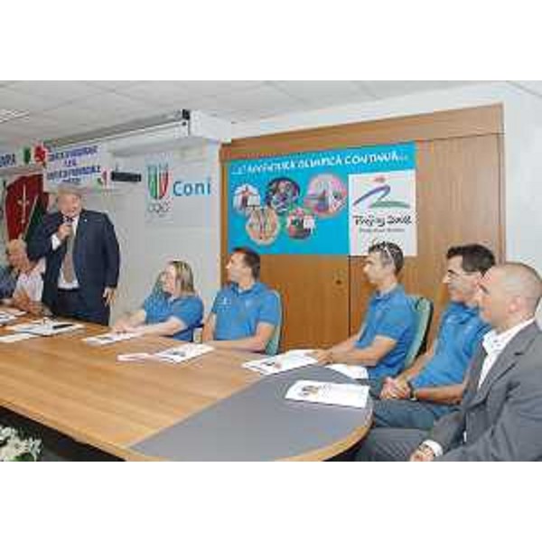 Elio De Anna (Assessore regionale Sport), allo Stadio Rocco di Trieste, con la delegazione degli atleti che parteciperanno ai XIII Giochi paralimpici dal 6 al 17 settembre a Pechino. (Trieste 29/08/08)