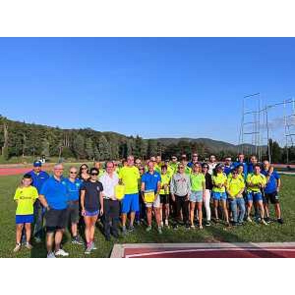 Il vicegovernatore Mario Anzil assieme agli atleti della Trieste Atletica - Il vicegovernatore Mario Anzil assieme agli atleti della Trieste Atletica