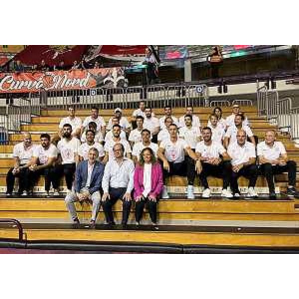 il vicegovernatore Mario Anzil assieme al gruppo squadra, al gm della Pall. Trieste Michael Arcieri e all'assessore comunale allo Sport Elisa Lodi - il vicegovernatore Mario Anzil assieme al gruppo squadra, al gm della Pall. Trieste Michael Arcieri e all'assessore comunale allo Sport Elisa Lodi 