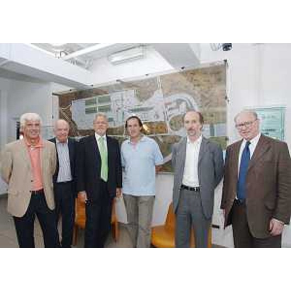 Paris Lippi (Vicesindaco Trieste), Giorgio Maranzana (Presidente Autoporto Fernetti), Claudio Grimm (Amm. delegato Autoporto Fernetti), Roberto Menia (Sottosegretario Ambiente e Tutela Territorio e Mare), Riccardo Riccardi (Assessore regionale Infrastrutture e Trasporti) e Claudio Boniciolli (Presidente Autorità Porto Trieste) nel corso del sopralluogo all'Autoporto di Fernetti sul Carso Triestino. (Trieste 01/08/08)