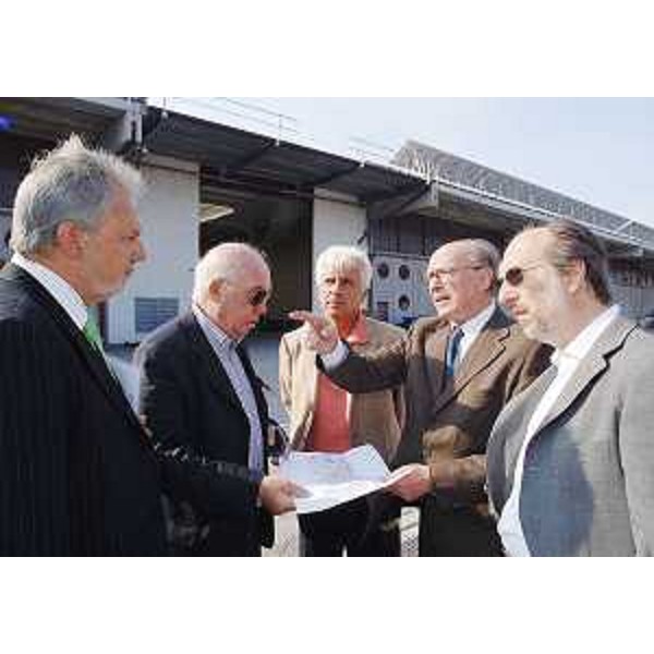 Claudio Grimm (Amm. delegato Autoporto Fernetti), Giorgio Maranzana (Presidente Autoporto Fernetti), Paris Lippi (Vicesindaco Trieste), Claudio Boniciolli (Presidente Autorità Porto Trieste) e Riccardo Riccardi (Assessore regionale Infrastrutture e Trasporti) nel corso del sopralluogo all'Autoporto di Fernetti sul Carso Triestino. (Trieste 01/08/08)