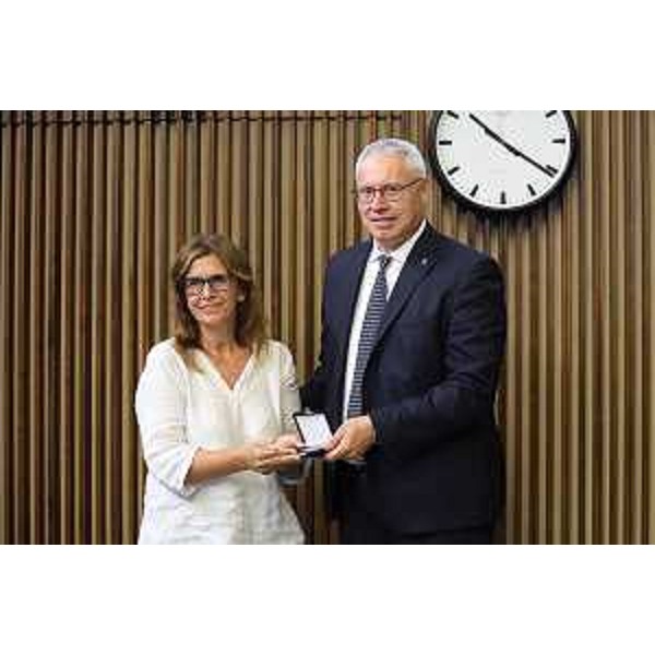 Il presidente del Cr Fvg, Mauro Bordin, consegna a Francesca Lisjak il sigillo dell'Assemblea regionale - Seduta d' Aula