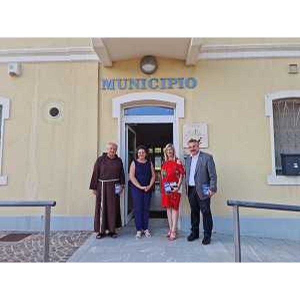 Bernardis e Amirante (primo e seconda da destra) assieme al sindaco di Prepotto, Mariaclara Forti, e al parroco Andrea Cereser - Bernardis e Amirante (primo e seconda da destra) assieme al sindaco di Prepotto, Mariaclara Forti, e al parroco Andrea Cereser